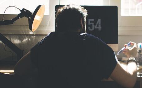 A posição sentada incorreta é a causa do desenvolvimento da osteocondrose