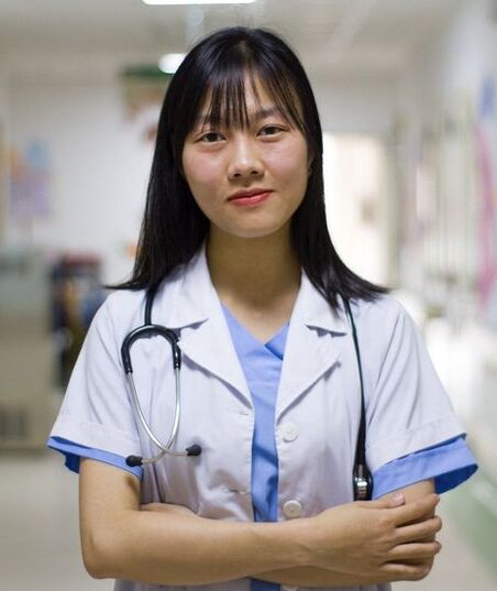 Neuropatologista determinando o tratamento da osteocondrose cervical